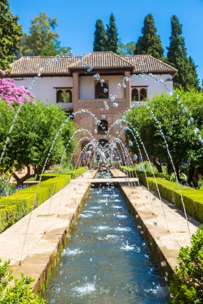 Fonte e jardins em Alhambra — Fotografia de Stock