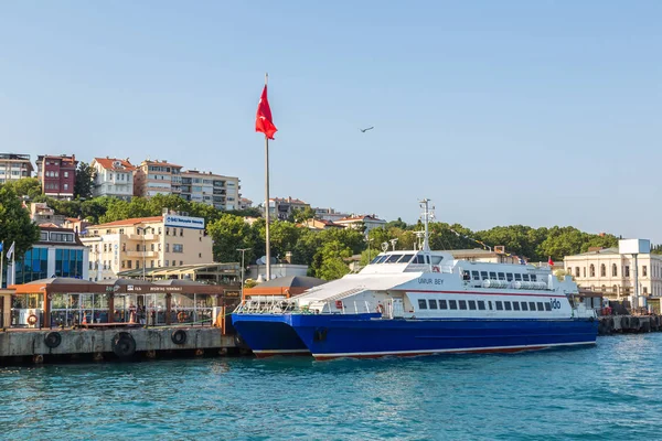 Passenger ship in Istanbul — Stock Photo, Image