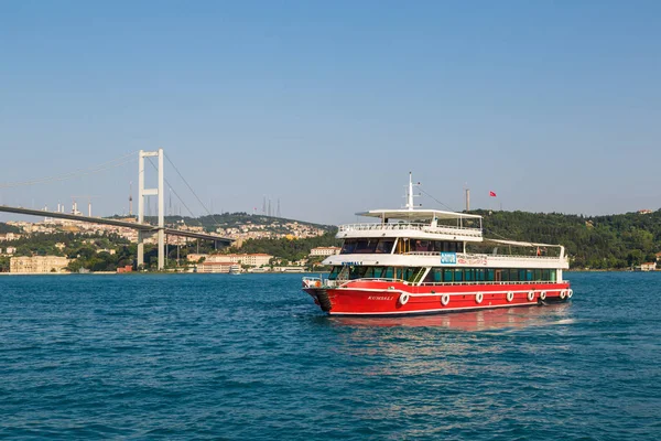 İstanbul 'da yolcu gemisi — Stok fotoğraf