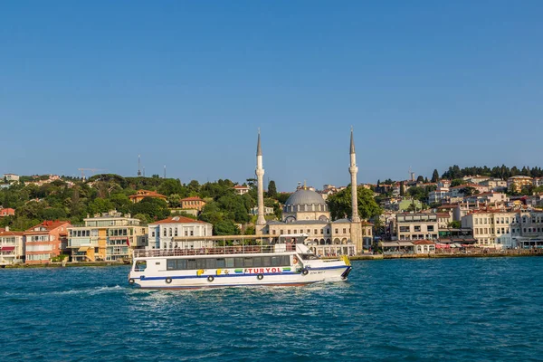 Osobní loď v Istanbulu — Stock fotografie
