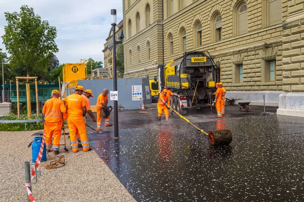 Zaměstnanci během asfaltování v Bernu — Stock fotografie