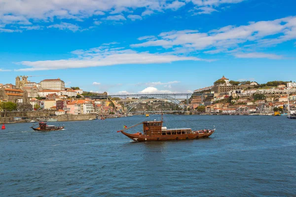 ΤΟΥΡΙΣΤΙΚΟ σκαφος και τον ποταμό Douro στο Πόρτο — Φωτογραφία Αρχείου