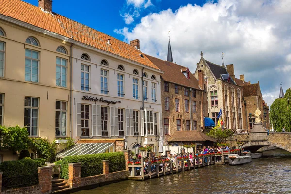 Bruges kanalda teknede turizm