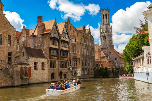 Bruges ve çan kulesinde kanal