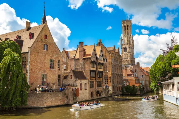 Bruges ve çan kulesinde kanal