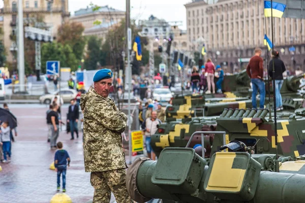 Exposición de equipamiento militar en Kiev — Foto de Stock