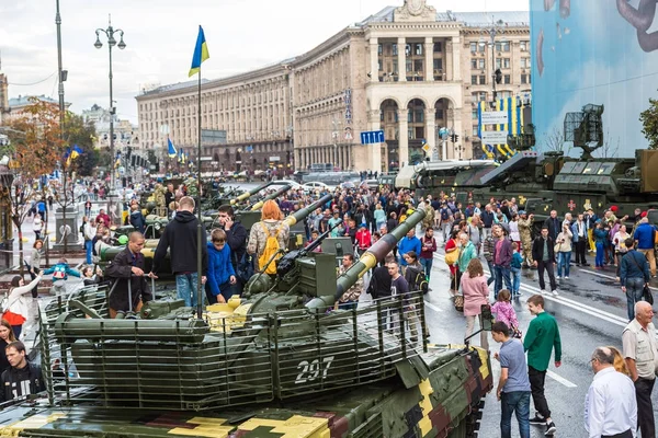 Exposición de equipamiento militar en Kiev —  Fotos de Stock