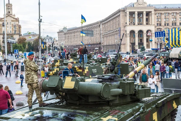 Exhibition of military equipment in Kiev — Stock Photo, Image