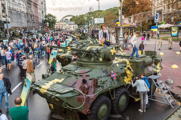 Exposición de equipamiento militar en Kiev — Foto de Stock