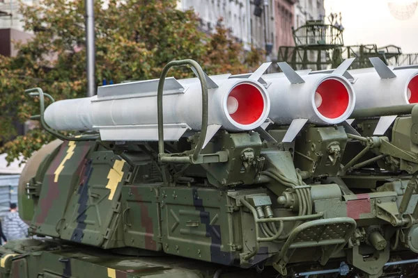 キエフでの軍事機器の展示会北 M1 — ストック写真