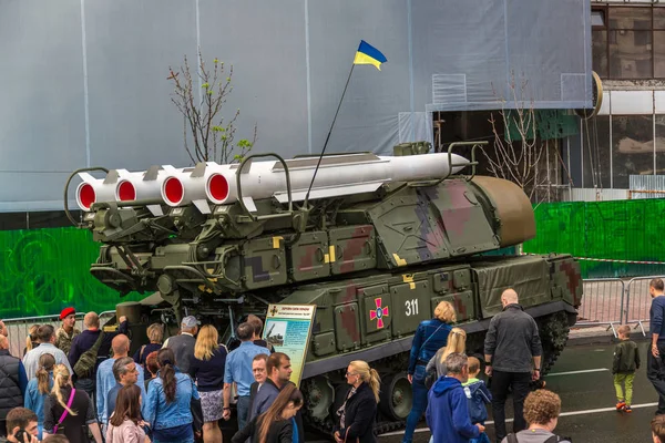 A kiállítás a katonai felszerelések Kijevben Bük-M1 — Stock Fotó