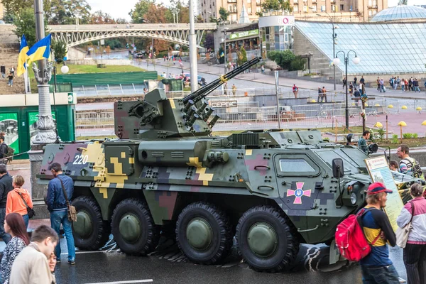 Tentoonstelling van militaire uitrusting in Kiev — Stockfoto