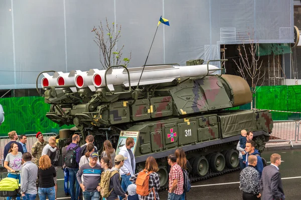 A kiállítás a katonai felszerelések Kijevben Bük-M1 — Stock Fotó