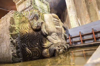 Yerebatan Sarnıcı, Medusa başı