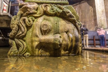 Yerebatan Sarnıcı, Medusa başı