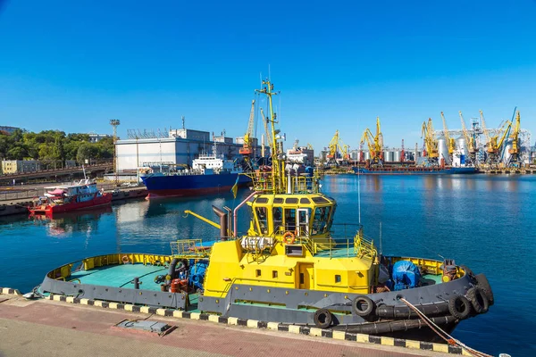 在敖德萨的货物集装箱码头港口 — 图库照片