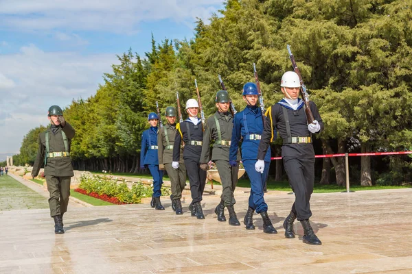 アンカラのアタテュルク廟で衛兵交代シフト式 — ストック写真