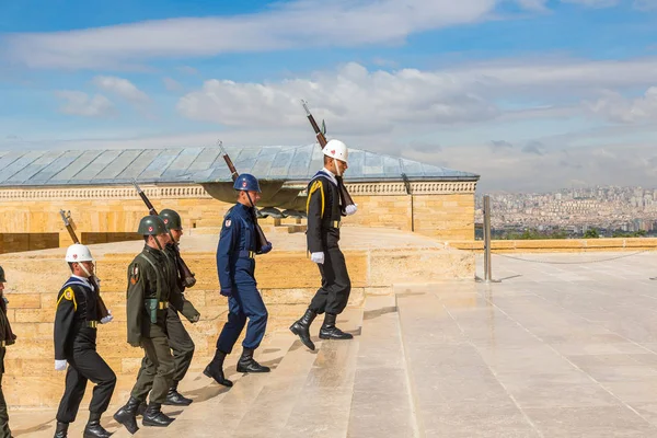 アンカラのアタテュルク廟で衛兵交代シフト式 — ストック写真