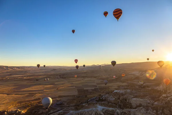 Varm luft ballonger flygning i Kappadokien — Stockfoto