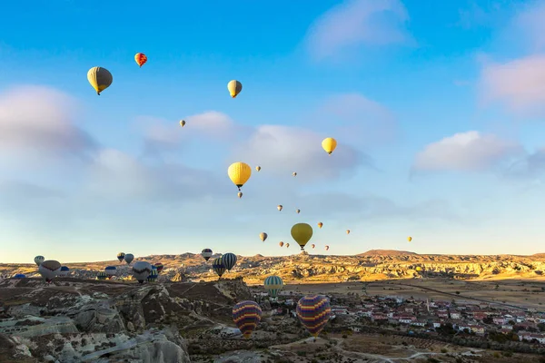 Varm luft ballonger flygning i Kappadokien — Stockfoto