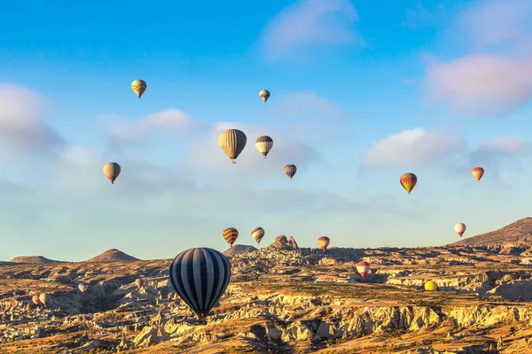 Voo de balões de ar quente na Capadócia — Fotografia de Stock
