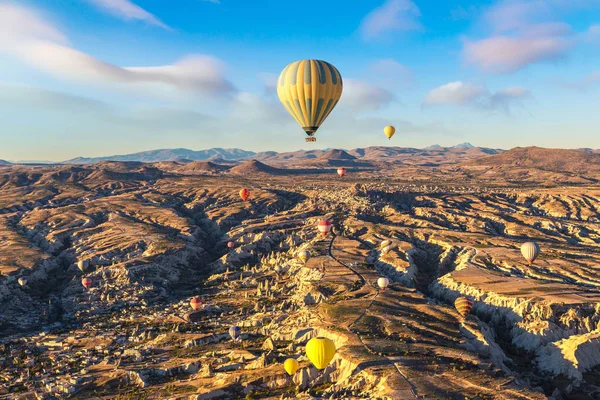 Varm luft ballonger flygning i Kappadokien — Stockfoto