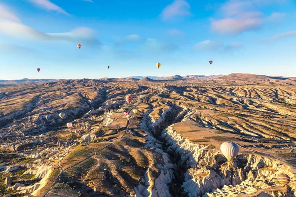 Varm luft ballonger flygning i Kappadokien — Stockfoto