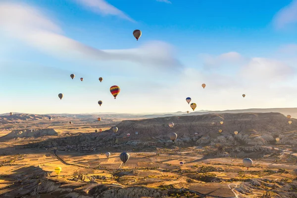 Varm luft ballonger flygning i Kappadokien — Stockfoto