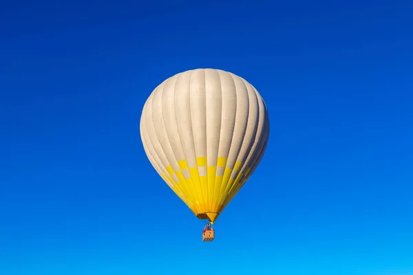 Balão de ar quente no céu — Fotografia de Stock