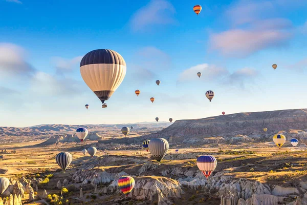 Varm luft ballonger flygning i Kappadokien — Stockfoto