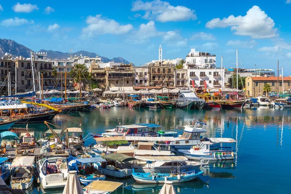Girne, Kuzey Kıbrıs'ta limanda