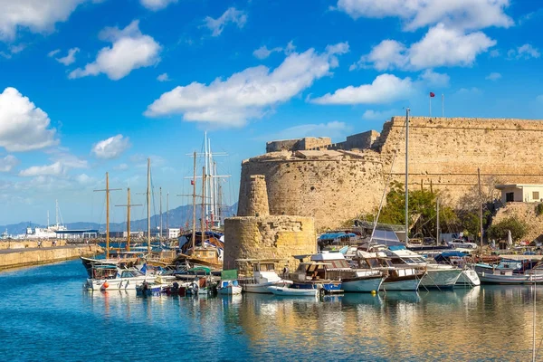 Castelo de Kyrenia e porto no norte de Chipre — Fotografia de Stock