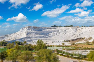 Pamukkale 'deki travertin havuzları ve terasları