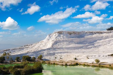 Pamukkale 'deki travertin havuzları ve terasları