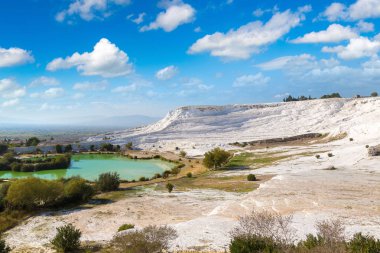 Pamukkale 'deki travertin havuzları ve terasları