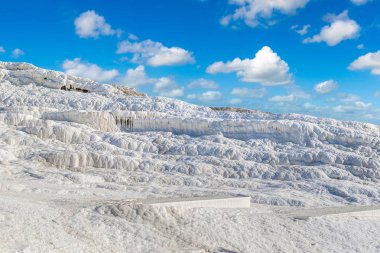 Pamukkale 'deki travertin havuzları ve terasları