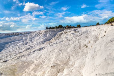 Pamukkale 'deki travertin havuzları ve terasları