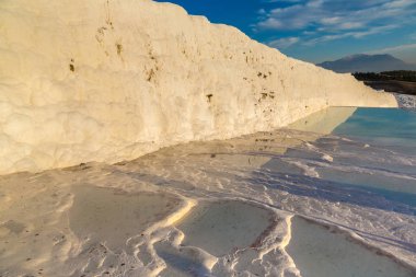 Pamukkale 'deki travertin havuzları ve terasları