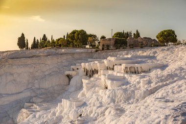 Pamukkale 'deki travertin havuzları ve terasları