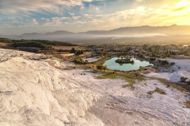 Pamukkale 'deki travertin havuzları ve terasları