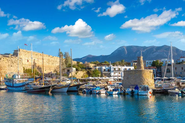 Girne Kalesi ve Limanı Kuzey Kıbrıs'ta — Stok fotoğraf