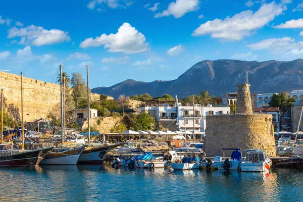 Girne Kalesi ve Limanı Kuzey Kıbrıs'ta — Stok fotoğraf