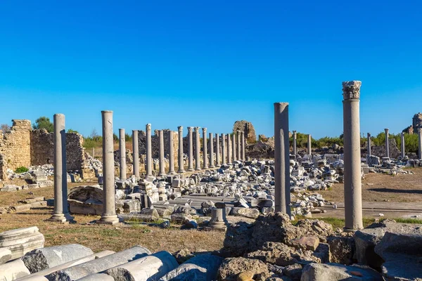 Ruinas de la antigua ciudad en Side, Turquía — Foto de Stock