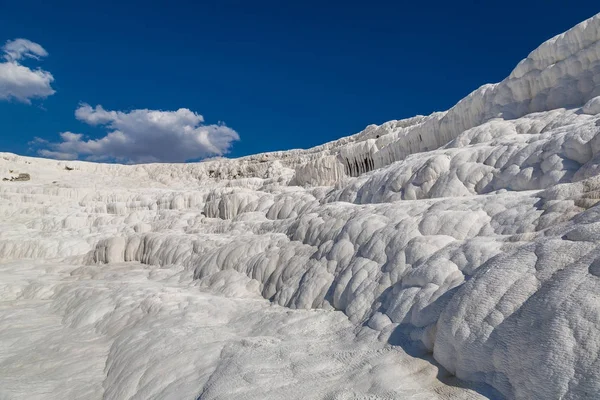 Pamukkale 'deki travertin havuzları ve terasları — Stok fotoğraf