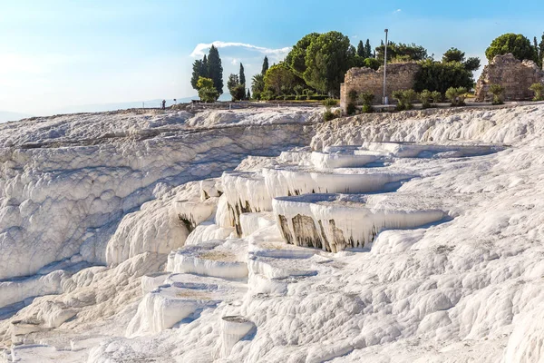 Pamukkale 'deki travertin havuzları ve terasları — Stok fotoğraf