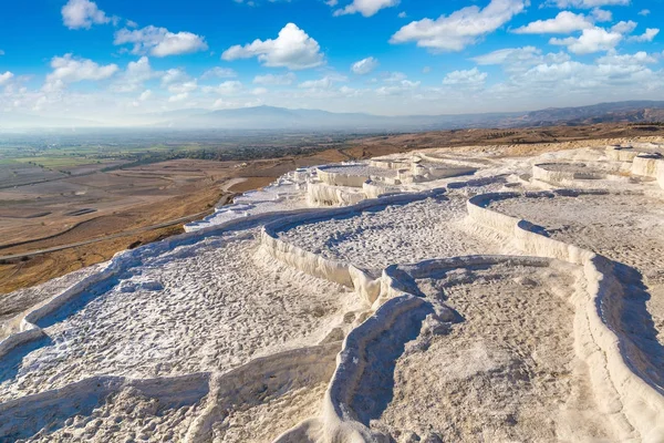 Pamukkale 'deki travertin havuzları ve terasları — Stok fotoğraf