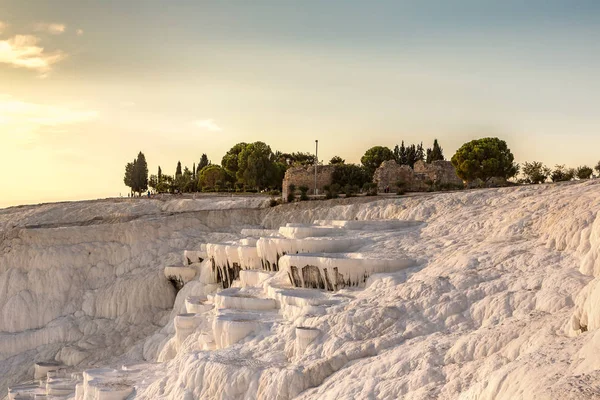 Pamukkale 'deki travertin havuzları ve terasları — Stok fotoğraf