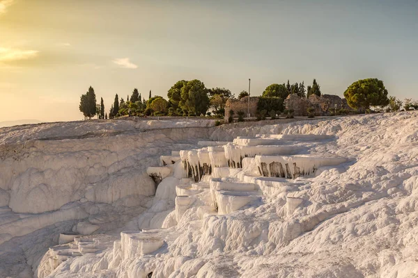 Piscinas y terrazas travertinas en Pamukkale — Foto de Stock