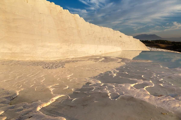 Pamukkale 'deki travertin havuzları ve terasları — Stok fotoğraf