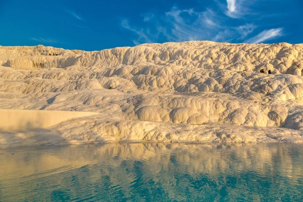 Pamukkale 'deki travertin havuzları ve terasları — Stok fotoğraf